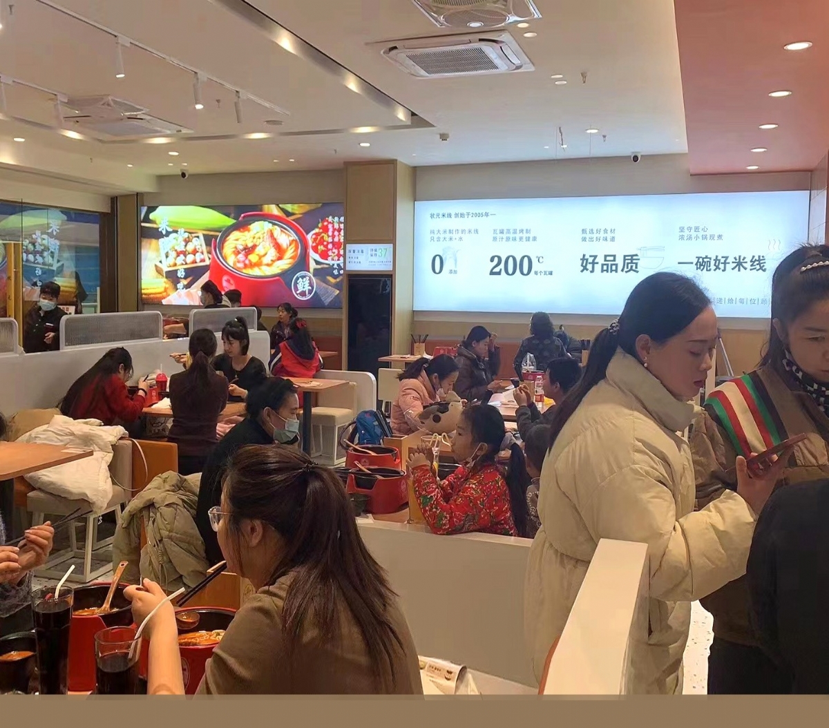 为什么说状元米线砂锅里的温度常年都是在两百度左右？